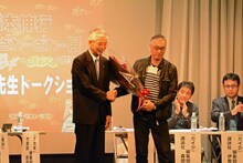 地元である横須賀市の副市長から、花束を受け取る福本伸行。