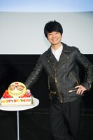 殺せんせーをイメージしたバースデーケーキと写真を撮る福山潤。