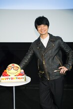 殺せんせーをイメージしたバースデーケーキと写真を撮る福山潤。