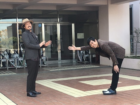 映画「一週間フレンズ。」の1シーンを再現するスキマスイッチ。