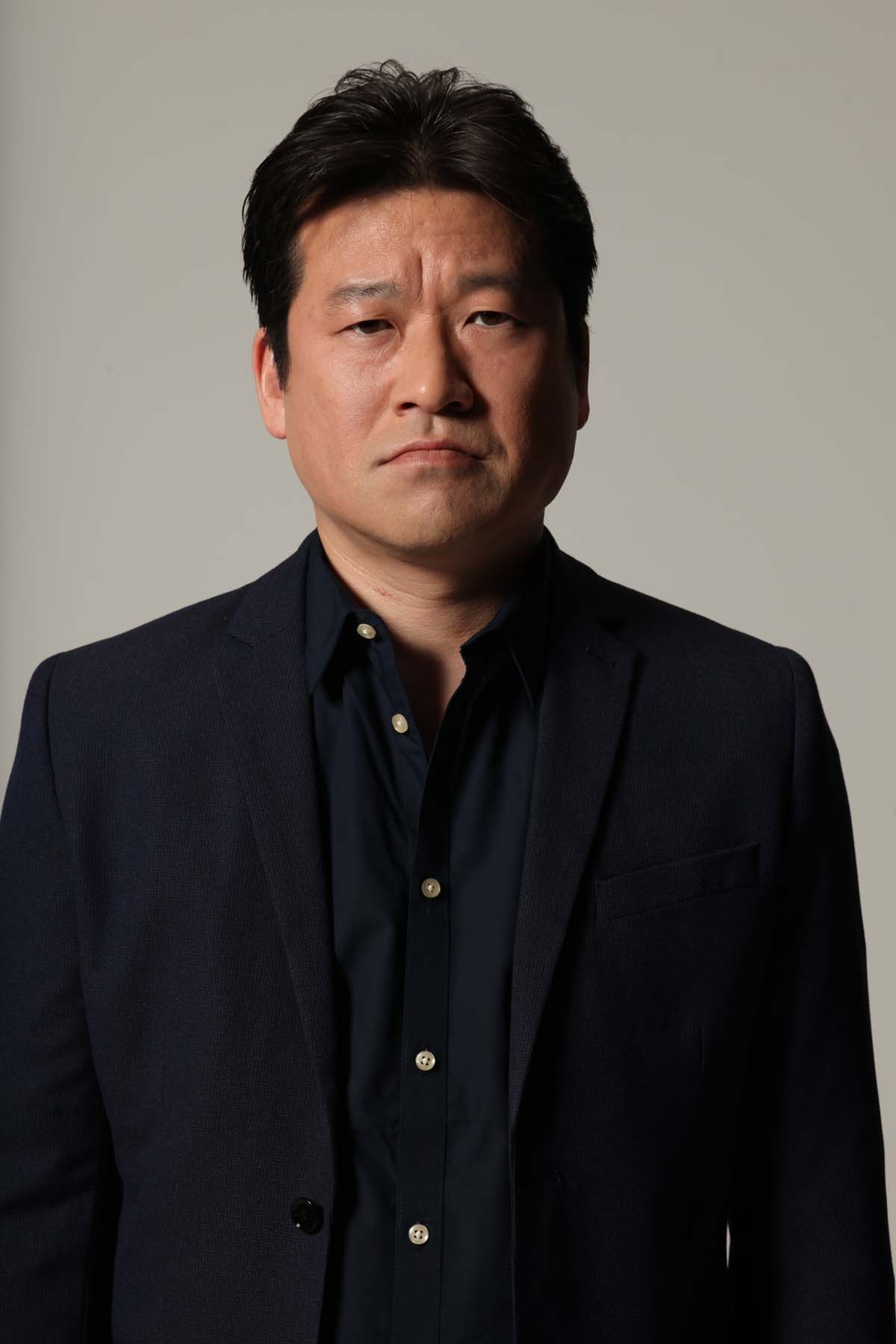 米倉役の佐藤二朗。