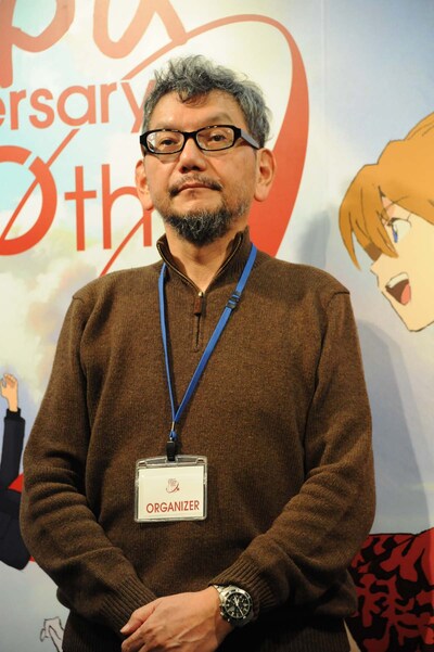 2016年11月22日に行われた「株式会社カラー10周年記念展 ～過去（これまで）のエヴァと、未来（これから）のエヴァ。そして現在（いま）のスタジオカラー。～」プレス内覧会にて囲み取材に応じた庵野秀明。