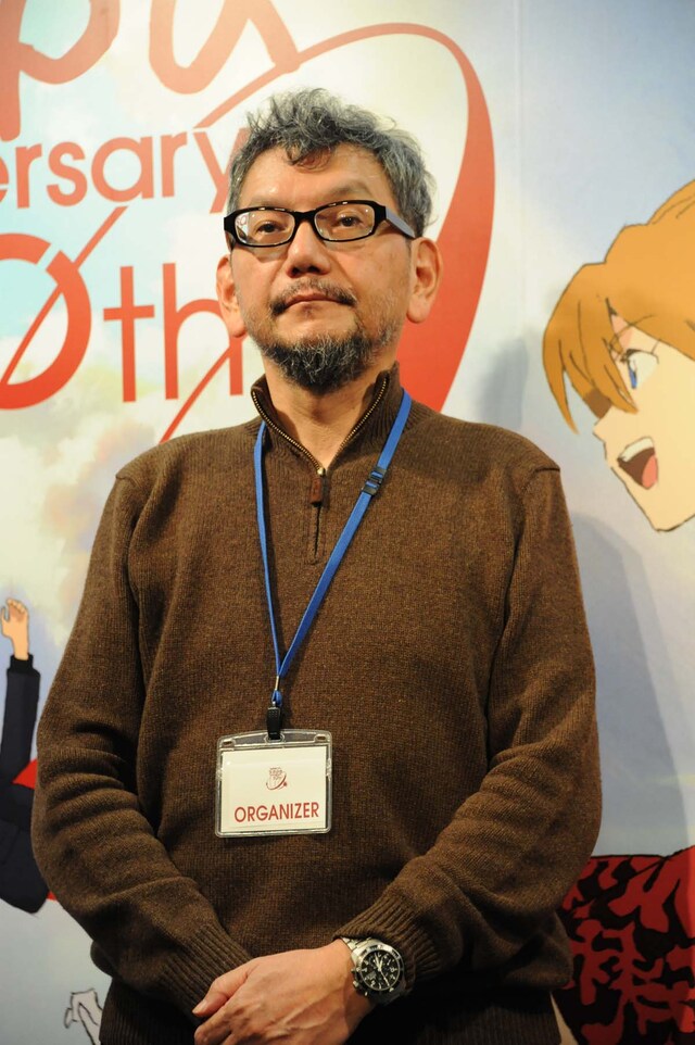 2016年11月22日に行われた「株式会社カラー10周年記念展 ～過去（これまで）のエヴァと、未来（これから）のエヴァ。そして現在（いま）のスタジオカラー。～」プレス内覧会にて囲み取材に応じた庵野秀明。