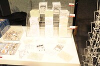 「株式会社カラー10周年記念展 過去（これまで）のエヴァと、未来（これから）のエヴァ。そして現在（いま）のスタジオカラー」の物販グッズ。