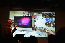 菅野文の仕事机。鎧などの資料が見える。