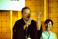 日焼け跡を見せる西田敏行。