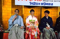 左から吹越満、広瀬アリス、濱田岳。