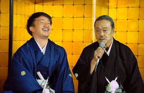 左から濱田岳、西田敏行。