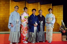 「ヤマダ電機 新春ドラマスペシャル『釣りバカ日誌 新入社員 浜崎伝助』伊勢志摩で大漁！初めての出張編」記者会見の様子。左から吹越満、広瀬アリス、濱田岳、西田敏行、比嘉愛未。