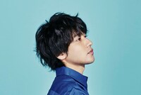 エンディングテーマ「ナウオアネバー」を歌う佐伯ユウスケ。