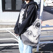 「わたしは真悟 ビッグトートバッグ」を持つとこんな感じ。