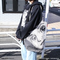 「わたしは真悟 ビッグトートバッグ」を持つとこんな感じ。