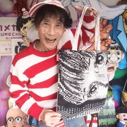 「わたしは真悟 ビッグトートバッグ」を持つ楳図かずお。