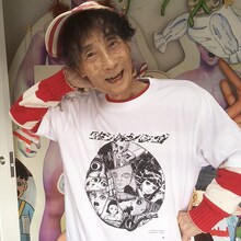 楳図かずお本人が「わたしは真悟 Tシャツ マルver.」ホワイトを着用した様子。