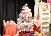 「カードキャプターさくら クリスマスパーティー in HARAJUKU」の店内の様子。