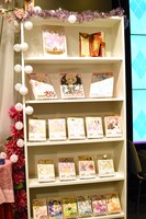 「カードキャプターさくら クリスマスパーティー in HARAJUKU」の店内の様子。