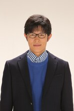 鈴木亮平演じる早坂哲朗。