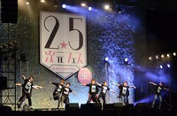 「シャカリキ・ファイト・ブンブン」を歌う氷帝メンバー。