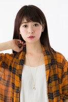 「ザ・ブルペン」のチャームを使用したネックレス。