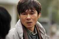 映画「3月のライオン」より、甲本雅裕演じる安井学。