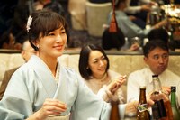 映画「3月のライオン」より、板谷由夏演じる美咲。