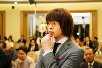 映画「3月のライオン」より、中村倫也演じる三角龍雪。