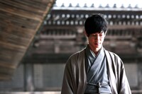 映画「3月のライオン」より、加瀬亮演じる宗谷冬司。