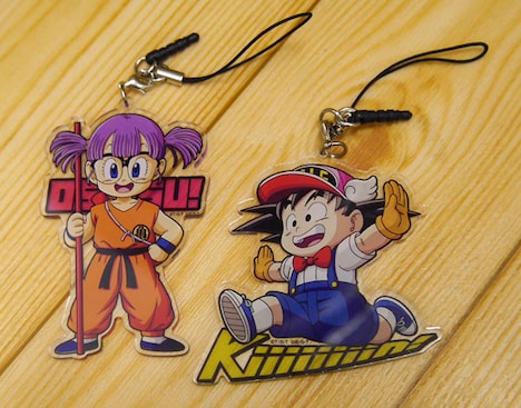 左から「Dr.スランプ アラレちゃん×ドラゴンボール アラレアクリルストラップ」、「Dr.スランプ アラレちゃん×ドラゴンボール悟空アクリルストラップ」。