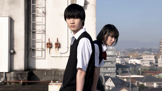 ニュース記事ランキング5位より、ドラマ「クズの本懐」より。左から桜田通演じる粟屋麦、吉本実憂演じる安楽岡花火。