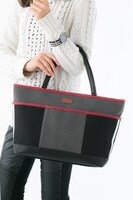 「聖蹟高校モデル キャンバストートバッグ」の使用例。