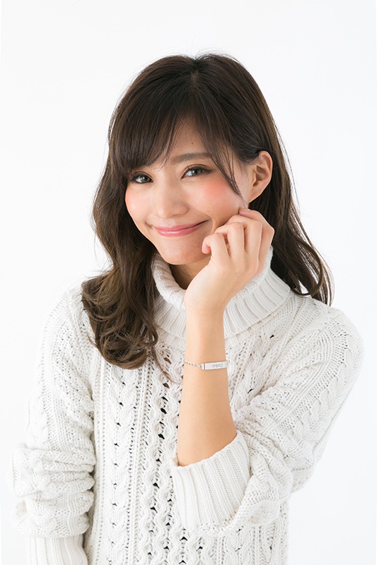 「柄本つくしモデル ブレスレット」の着用例。