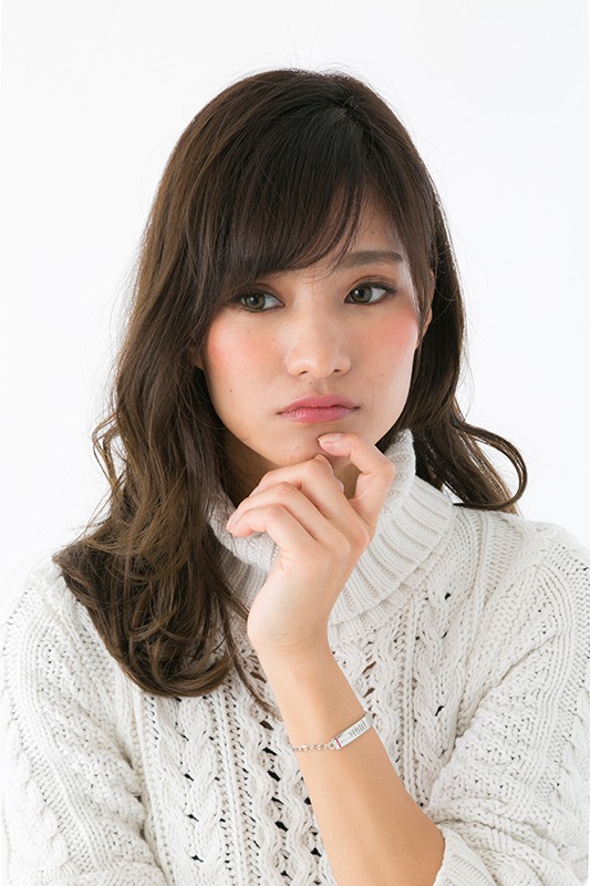 「柄本つくしモデル ブレスレット」の着用例。