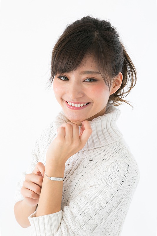 「水樹寿人モデル ブレスレット」の着用例。