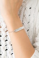 「君下敦モデル ブレスレット」の着用例。