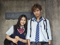 左から橘せとか役の土屋太鳳、橘はるか役の片寄涼太（GENERATIONS from EXILE TRIBE）。