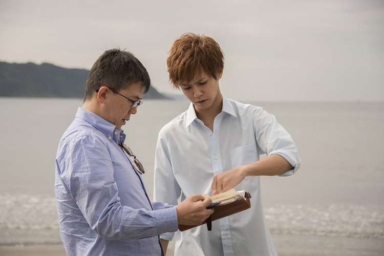 映画「兄に愛されすぎて困ってます」のメイキングカット。
