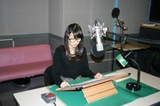 ゲームのボイス収録をする松井恵理子。