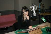 ゲームのボイス収録をする松井恵理子。