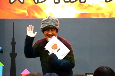 「よんだ？」と振り返る小林顕作。