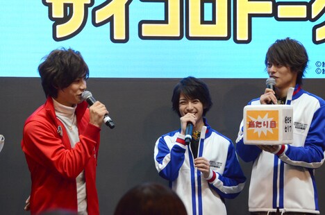 当たり目を出してみせた宇野結也（右）。