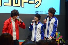 左から、乾汁を飲む二葉要と、それを見守る阿久津仁愛、宇野結也。