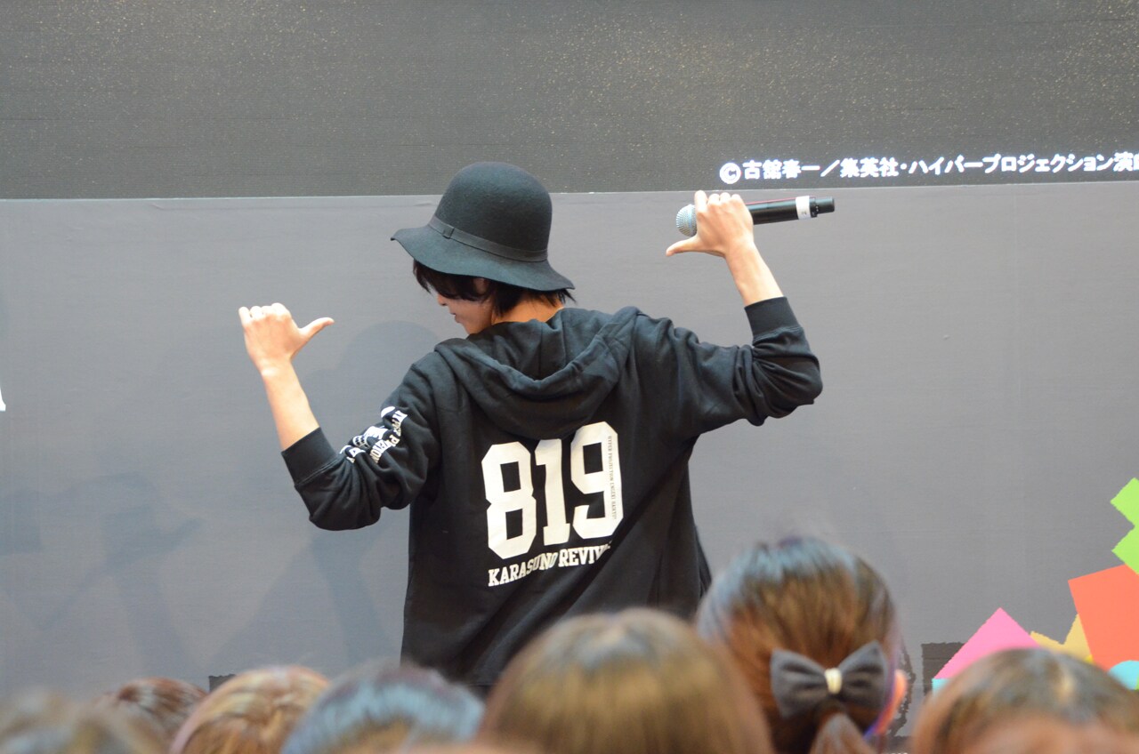 「ハイキュー!!」パーカーを着用する須賀健太。