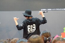 「ハイキュー!!」パーカーを着用する須賀健太。