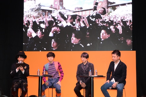 特報映像を見る出演者陣。