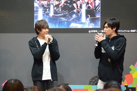左から遊馬晃祐、小波津亜廉。