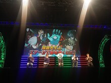 ステージの様子。左から内山昂輝、岡本信彦、堀越耕平、山下大輝、梶裕貴。