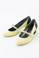 THRIVEモデルのパンプス。