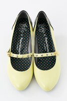 THRIVEモデルのパンプス。