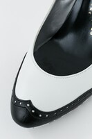 キタコレモデルのパンプス。