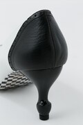 キタコレモデルのパンプス。